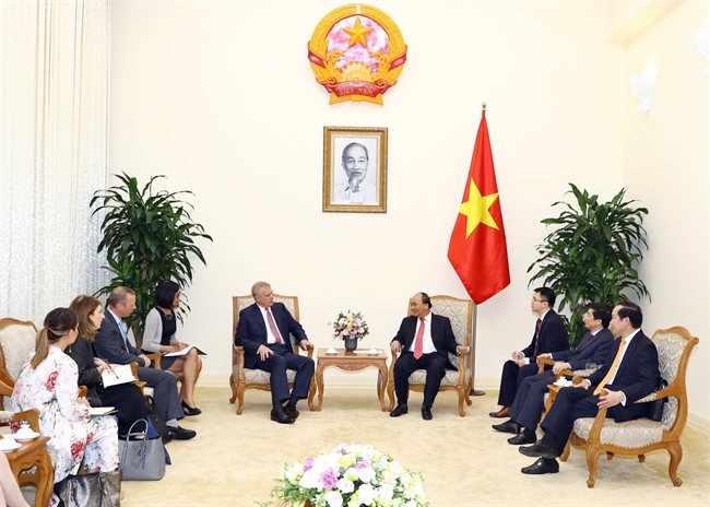 នារសៀលថ្ងៃទី៤ ខែធ្នូ ឆ្នាំ២០១៨ នៅរដ្ឋធានីហាណូយ លោកនាយករដ្ឋមន្ត្រី ង្វៀន ស្វឹនភុក (Nguyen Xuan Phuc) បានជួបសវនាការជាមួយ ព្រះអង្គម្ចាស់ Andrew Duke of York ក្នុងឱកាសអញ្ជើញទៅបំពេញទស្សនកិច្ចជាផ្លូវការ នៅប្រទេសវៀតណាម។ ក្នុងរូបថត៖ ទិដ្ឋភាពនៃជំនួបនេះ។ រូបថត៖ ថុងញ់ឹត/ ទីភ្នាក់ងារសារព័ត៌មានវៀតណាម