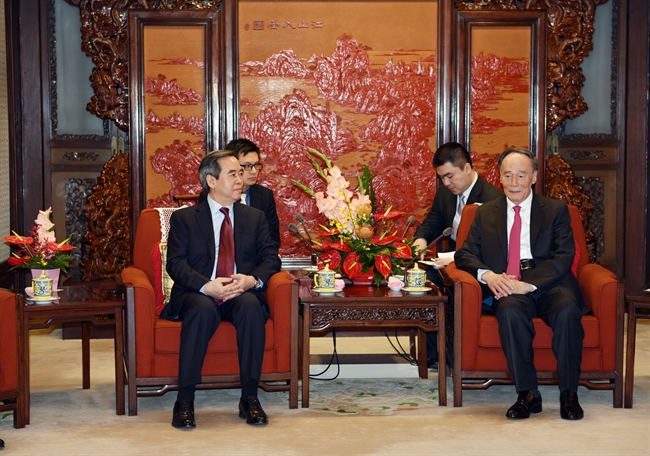 Del 15 al 19 de abril de 2018 la delegación del Partido Comunista de Vietnam (PCV) encabezada por el jefe de la Comisión de Economía del Comité Central del PCV Nguyen Van Binh ha realizado una visita de trabajo en China. En la foto: El vicepresidente de China Wang Qishang (D) recibe al jefe de la Comisión de Economía del Comité Central del Partido Comunista de Vietnam Nguyen Van Binh en Zhongnanhai Beijing China. Foto: Luong Tuan – VNA