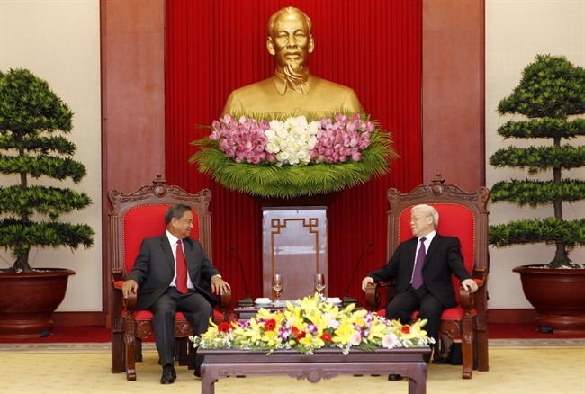 Laprès-midi du 25 mai au siège du Parti le Secrétaire général du PCV Nguyên Phu Trong a reçu une délégation de la Commission dorganisation du Parti populaire révolutionnaire du Laos (PPRL) dirigée par Chanxi Phoxikham membre du Bureau politique Secrétaire du CC du PPRL chef de ladite Commission qui est en visite de travail au Vietnam. Photo: Lâm Khanh – AVI