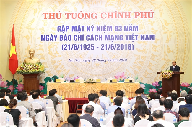 ព្រឹកថ្ងៃទី២០ ខែមិថុនា ឆ្នាំ២០១៨ នៅហាណូយ លោកនាយករដ្ឋមន្រ្តី ង្វៀនស្វឹនភុក (Nguyen Xuan Phuc) បានជំនួបនឹងអ្នកតំណាងទីភ្នាក់ងារសារព័ត៌មានវៀតណាម កាសែតទូទាំងប្រទេស នាឱកាសអបអរសាទរលើកទី៩៣ឆ្នាំ ទិវាកាសែតបដិវត្តន៍វៀតណាម (២១/៦/១៩២៥ - ២១/៦/២០១៨)។ ក្នុងរូបថត៖ លោកនាយករដ្ឋមន្រ្តី ង្វៀនស្វឹនភុក (Nguyen Xuan Phuc) ថ្លែងសុន្ទកថា ជូនពរក្រុមការងារអ្នកកាសែតបដិវត្តវៀតណាម។ រូបថត៖ ថុងញឹត/ ទីភ្នាក់ងារសារព័ត៌មានវៀតណាម