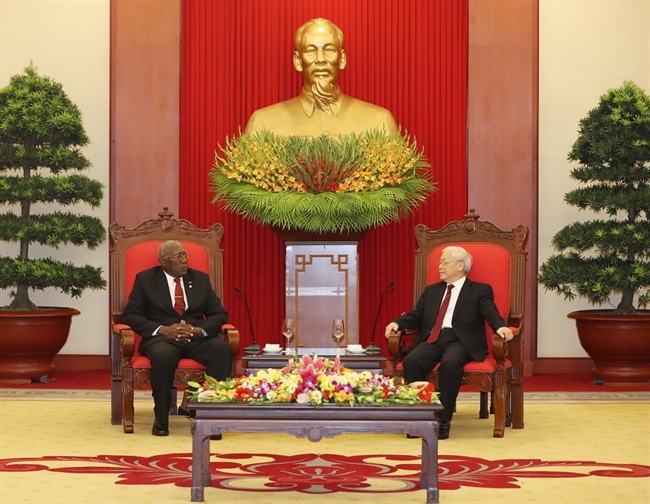 General Secretary of the Communist Party of Vietnam Central Committee Nguyễn Phú Trọng had a meeting with First Vice President of the Councils of State and Ministers of Cuba Salvado Valdes Mesa who leads the Cuban delegation to Vietnam to attend activities marking 45 years since leader Fidel Castro visited the liberated area in the south of Vietnam in September 1973 in Hanoi on September 13. Photo: Trí Dũng/VNA