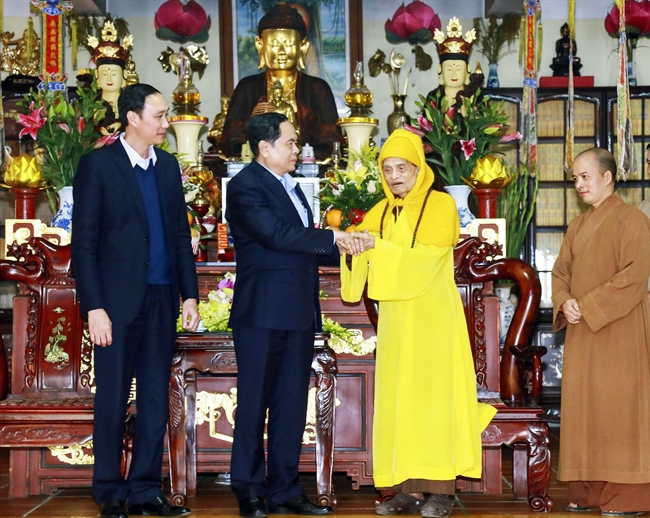 ຕອນຄຳ່ວັນທີ 12 ມັງກອນ 2018 ສະຫາຍ ເຈິ່ນແທງເມີ້ນ ເລຂາສູນກາງພັກ ປະທານຄະນະ ກຳມະການ ສູນກາງແນວໂຮມປະເທດຊາດ ຫວຽດນາມ ໄດ້ມາຢ້ຽມຢາມ ແລະ ອວຍພອນປີໃໝ່ ພະມະຫາອາຈານ ຖິກໂຝເຕ້ວ ສັງຄະລາດ ຄະນະສະມາຄົມພຸດທະສາສະໜາຫວຽດນາມ ທີ່ວັດວຽນມິງ ເມືອງຝູ໋ຊວຽນ ຮ່າໂນ້ຍ. (ພາບ: ຫງວຽນເຢີນ-ຂ່າວສານຫວຽດນາມ)