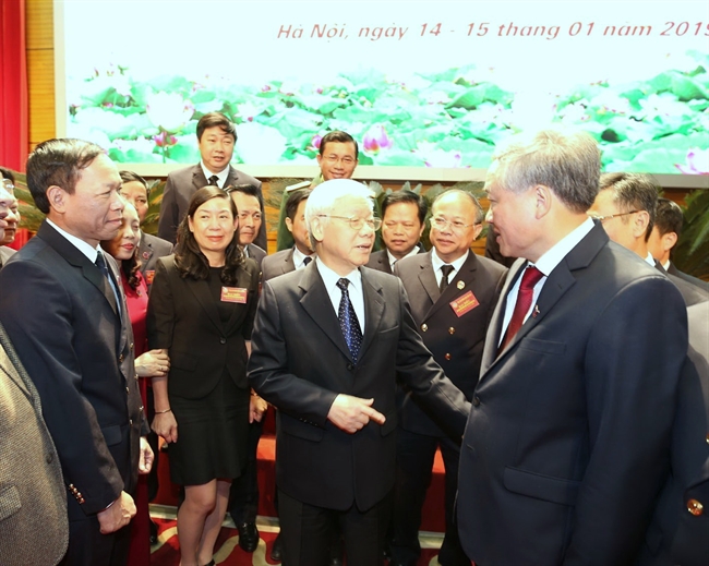 Le matin du 14 janvier à Hanoi le Secrétaire général du PCV président Nguyên Phu Trong chef de la Commission de direction juridique centrale participe à la conférence de mise en œuvre des activités du tribunal de 2019. En image : le Secrétaire général du PCV président Nguyên Phu Trong et des délégués. Photo : Tri Dung/AVI