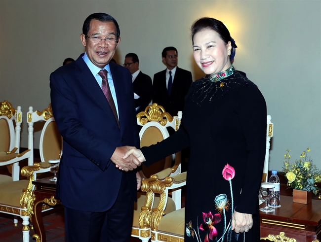 On the occasion of the attendance of the 27th Annual Meeting of the Asia-Pacific Parliamentary Forum (APPF-27) in Siem Reap Cambodia National Assembly Chairwoman Nguyen Thi Kim Ngan met with Cambodian Prime Minister Samdech Techo Hun Sen on January 15. Photo: Trong Duc/VNA