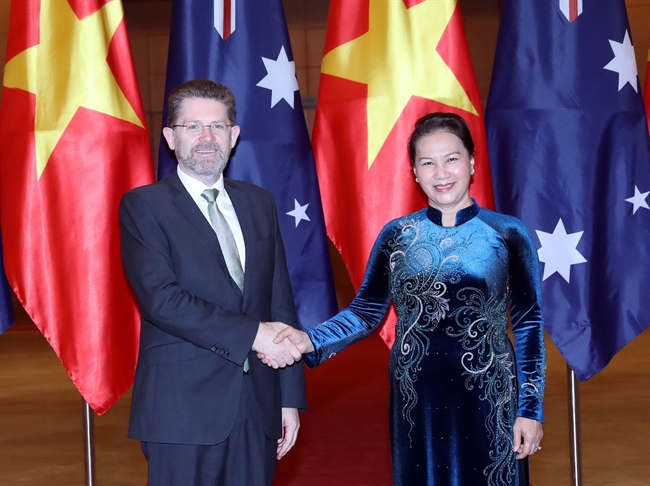 El 21 de enero de 2019 en la sede del Parlamento la presidenta de la Asamblea Nacional de Vietnam Nguyen Thi Kim Ngan presidió la ceremonia de bienvenida y sostuvo conversaciones con el presidente del Senado de Australia Scott Ryan quien realiza una visita oficial a Vietnam. En la foto: la presidenta del Parlamento de Vietnam Nguyen Thi Kim Ngan recibe al presidente del Senado de Australia Scott Ryan. Foto: Trong Duc – VNA