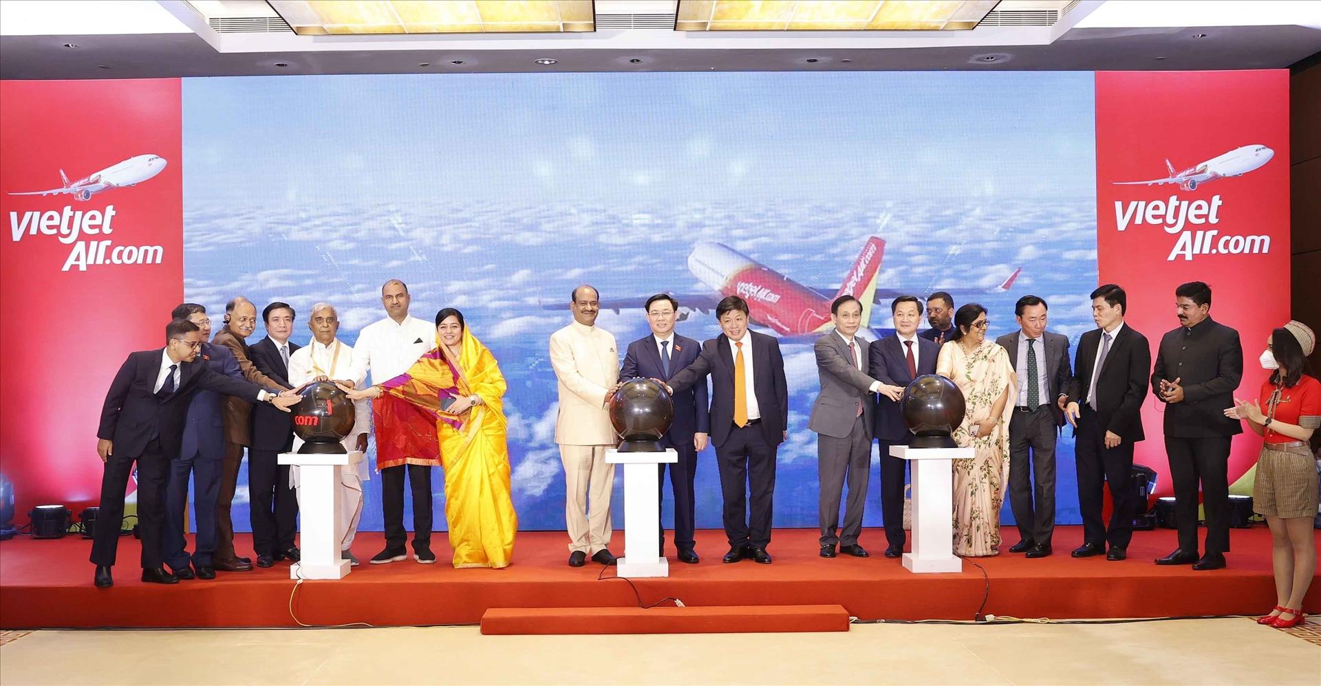 Chủ tịch Quốc hội Vương Đình Huệ và Chủ tịch Hạ viện Ấn Độ Om Birla chứng kiến khai trương các đường bay mới giữa Việt Nam và Ấn Độ