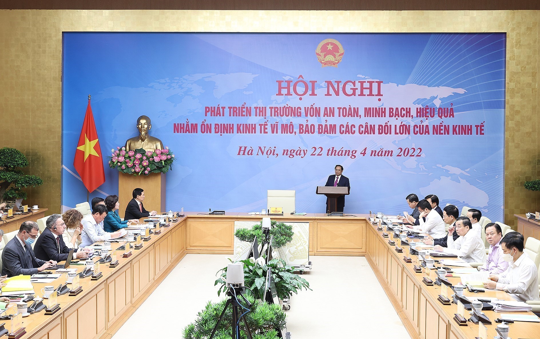 Thủ tướng: Lành mạnh hóa thị trường vốn, song không hình sự hóa các quan hệ dân sự, quan hệ kinh tế