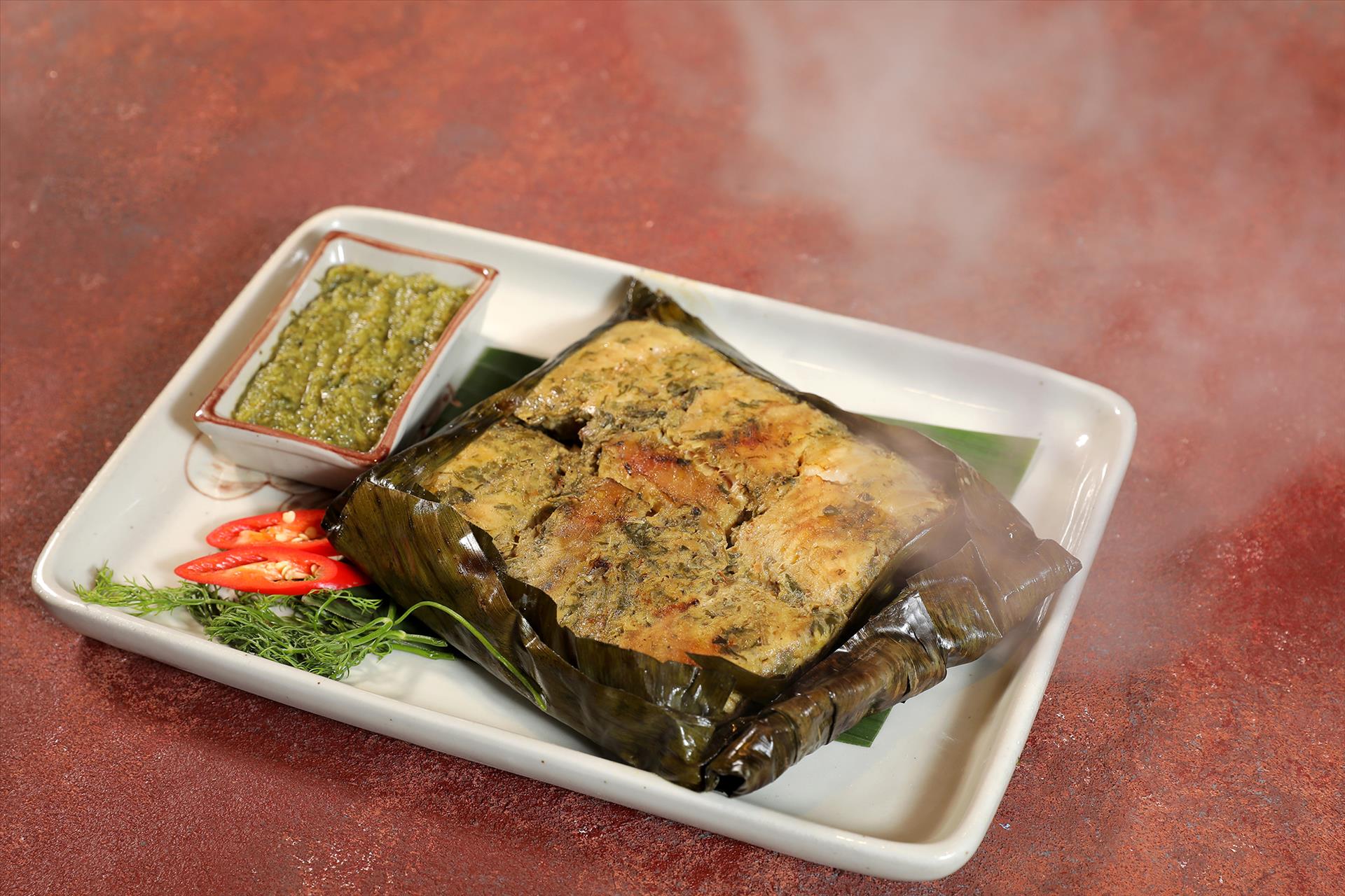 Độc đáo món cá lăng gói lá nướng của dân tộc Thái ở Điện Biên