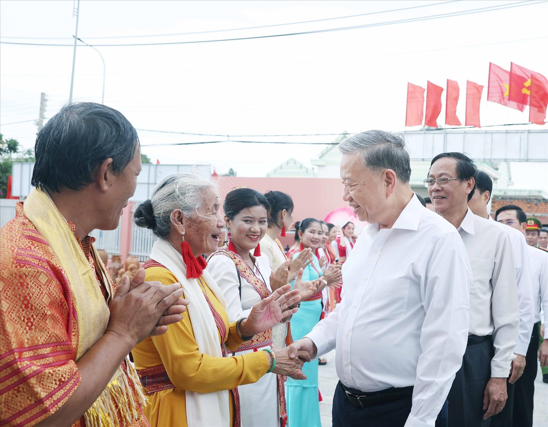 Tổng Bí thư Tô Lâm thăm và kiểm tra một số cơ sở kinh tế, văn hóa, xã hội tại Ninh Thuận