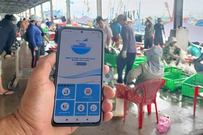 베트남, ‘IUU 어업 근절 디지털 전환 박차…해양경찰, 어민 대상 QR 코드 배포