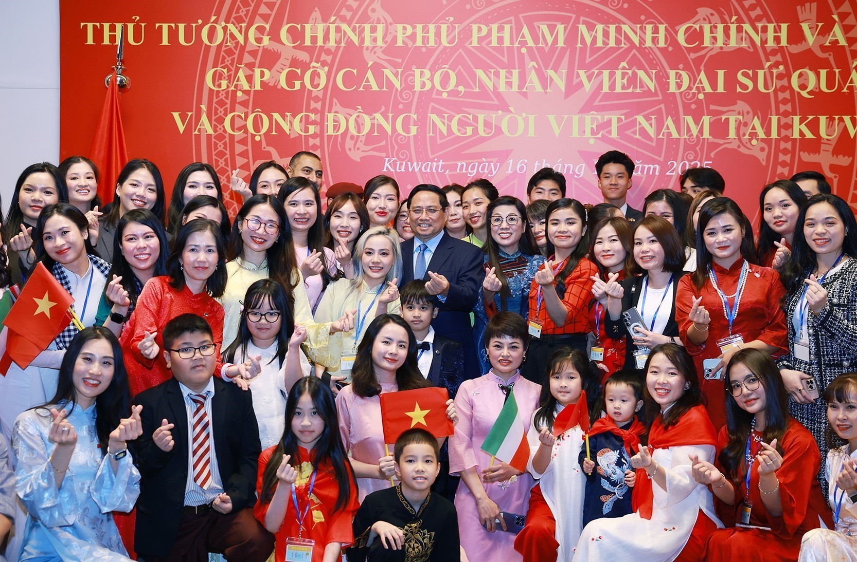 ‘쿠웨이트 공식 방문 팜 밍 찡 총리, 현지 베트남인 공동체와 만나