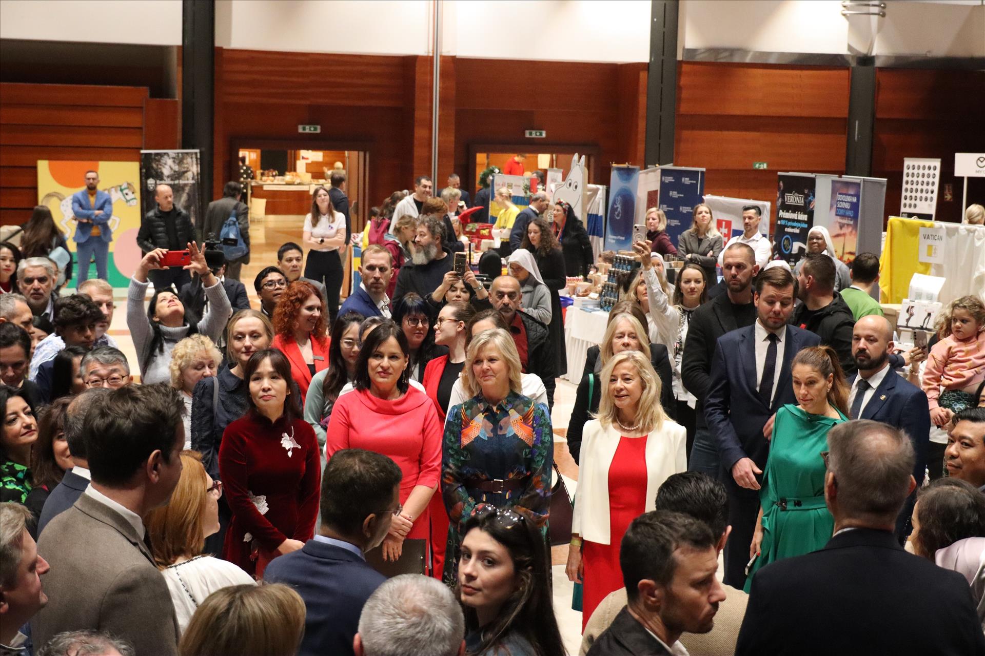 Việt Nam gây ấn tượng tại Hội chợ Từ thiện quốc tế 2025