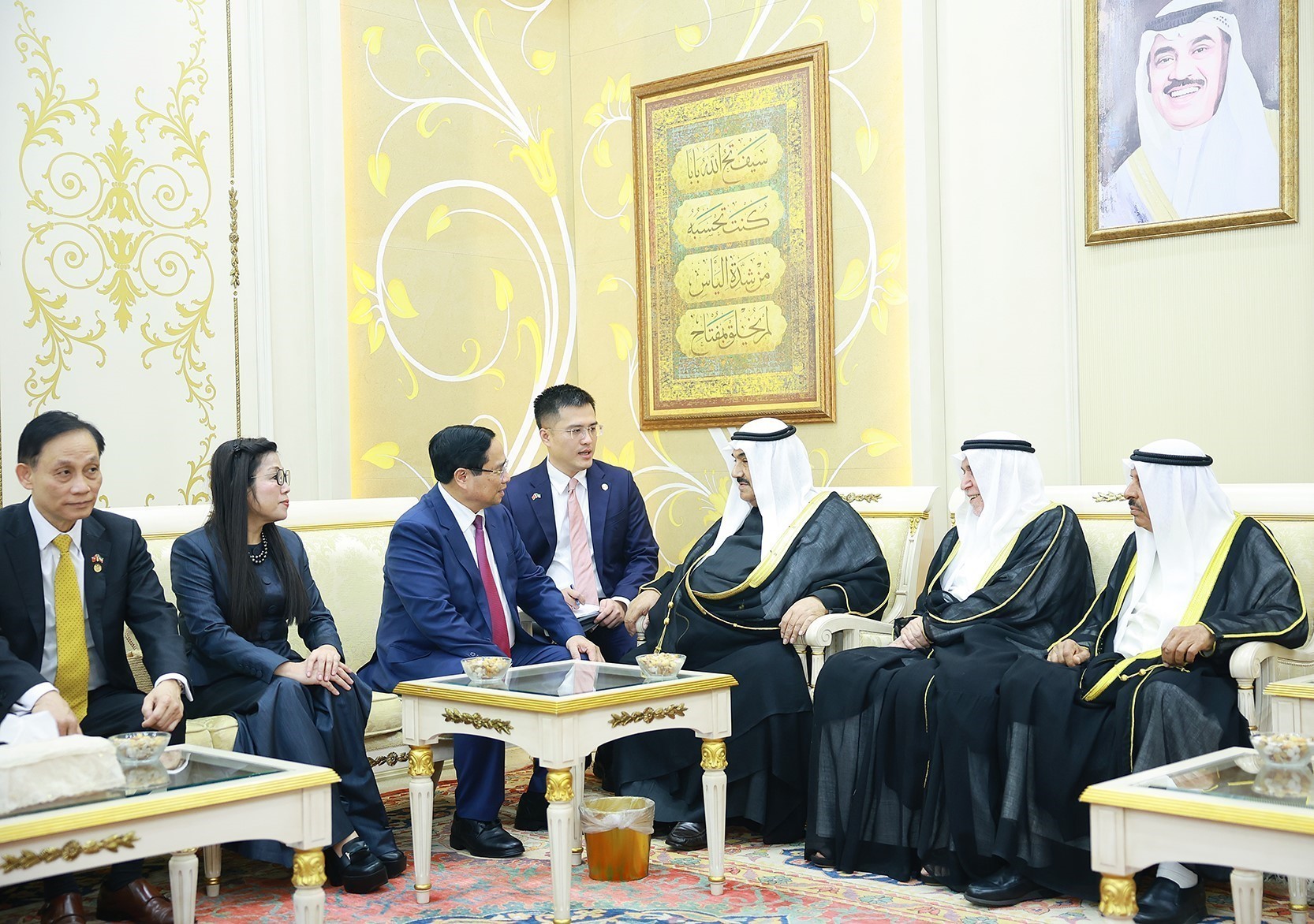 Thủ trướng Phạm Minh Chính tới nhà riêng thăm nguyên Thủ tướng Kuwait Sheikh Nasser Al-Mohammed Al-Jaber Al-Sabah