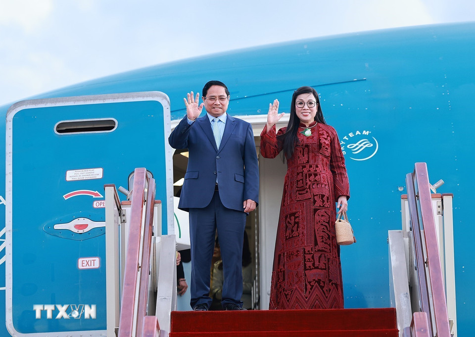 チン首相 アルジェリアへの公式訪問を開始