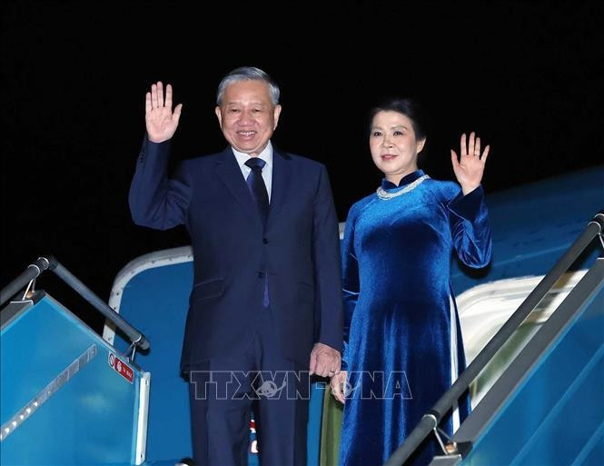 Le leader du Parti To Lam part pour sa visite dEtat au Laos