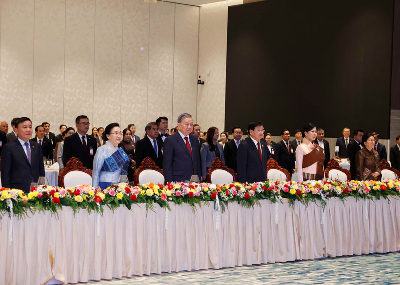 Party General Secretary attends state banquet hosted by Lao leader