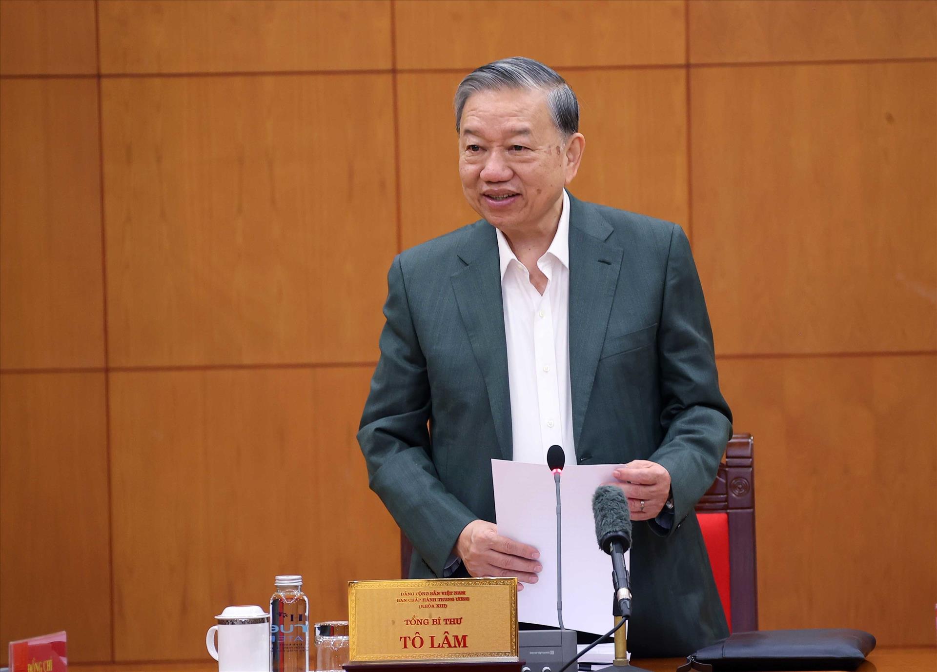 Party leader requests thorough preparations to ensure success of 14th National Party Congress