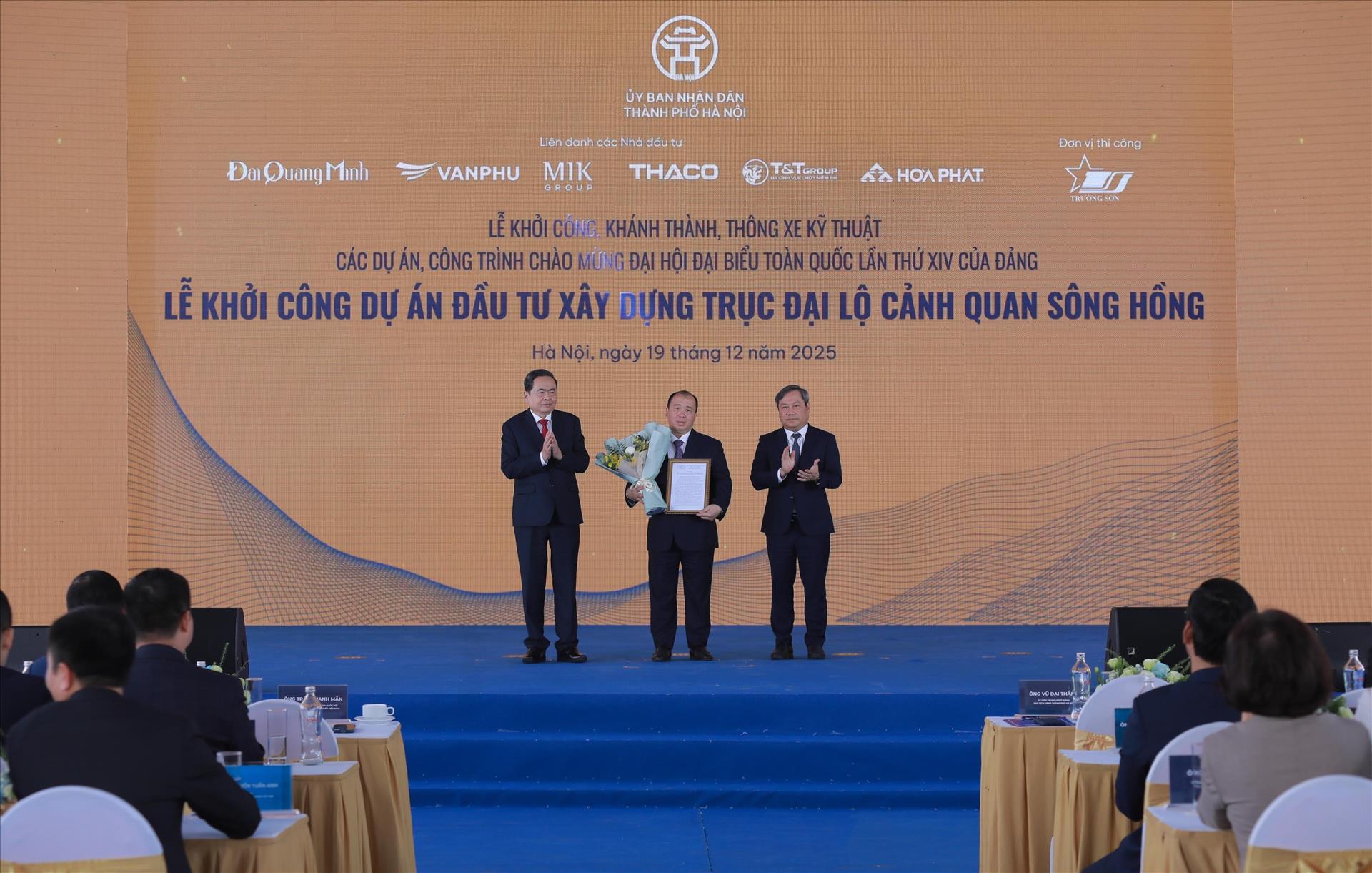 Chủ tịch Quốc hội Trần Thanh Mẫn dự Lễ khởi công Dự án Trục Đại lộ Cảnh quan sông Hồng