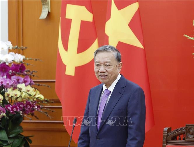 ກອງທັບປະຊາຊົນກ້າວເດີນຢ່າງໝັ້ນແກ່ນພາຍໃຕ້ທຸງພັກສະຫງ່າງາມ