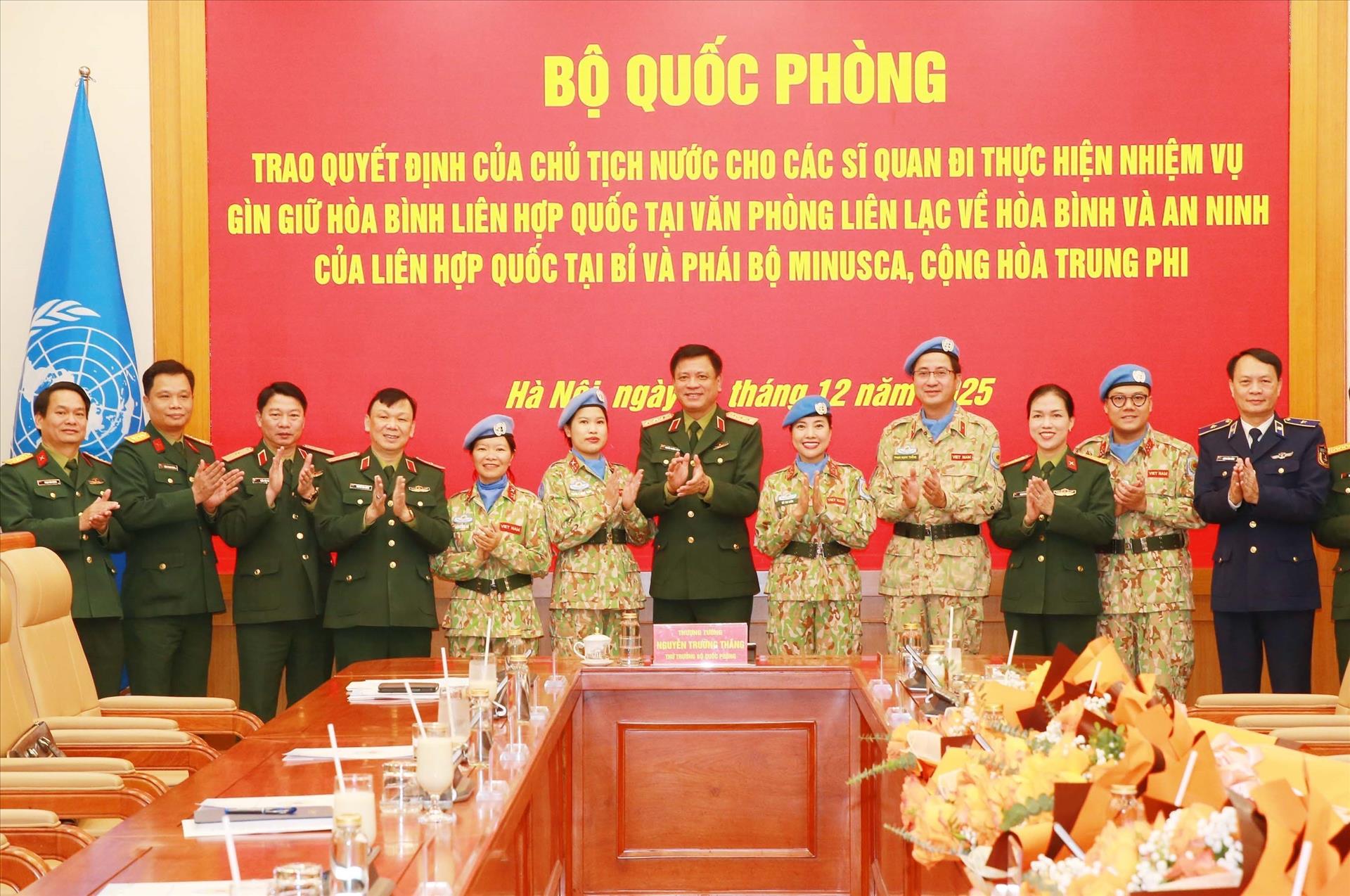 Trao quyết định cho 4 sĩ quan Quân đội thực hiện nhiệm vụ gìn giữ hòa bình Liên hợp quốc