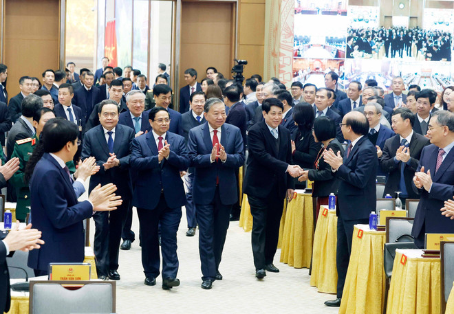 Premier vietnamita aboga por transformar estructura económica para crecimiento de dos dígitos