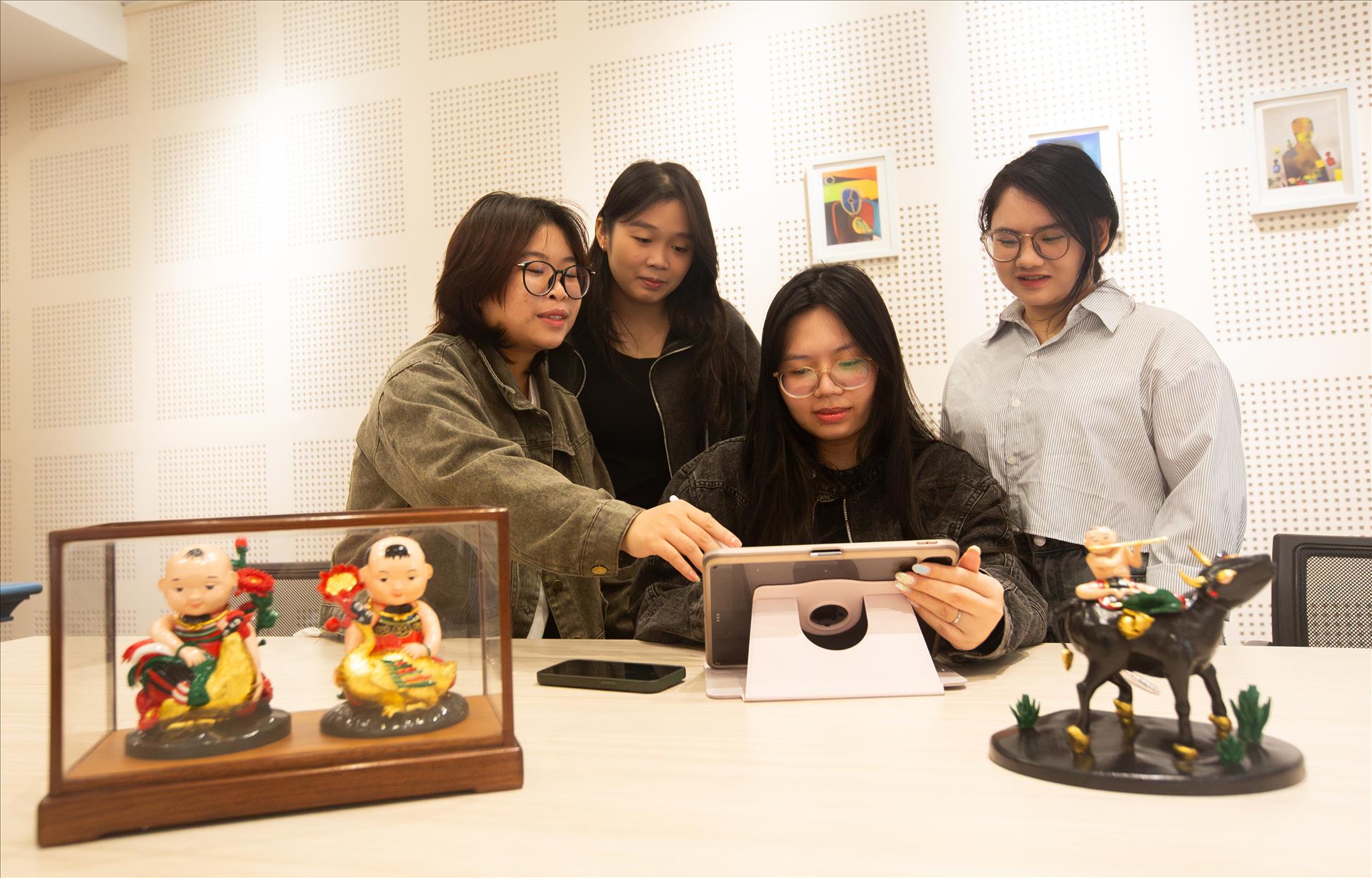 Hồi sinh tranh dân gian Đông Hồ bằng ngôn ngữ thiết kế đương đại