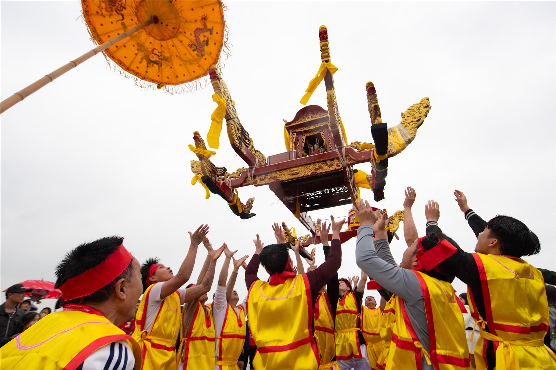 Đầu Xuân trẩy hội đền Cờn