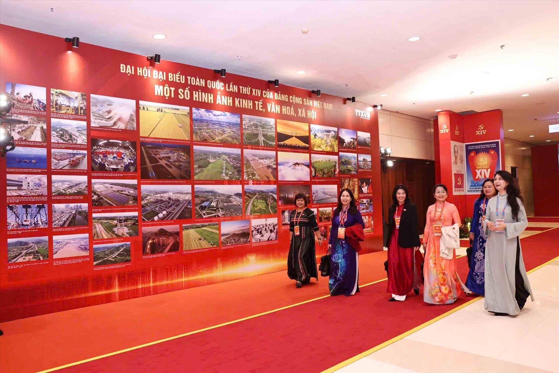 Trưng bày ảnh Dưới cờ Đảng - Đất nước tiến vào Kỷ nguyên mới thu hút sự quan tâm của các đại biểu dự Đại hội XIV