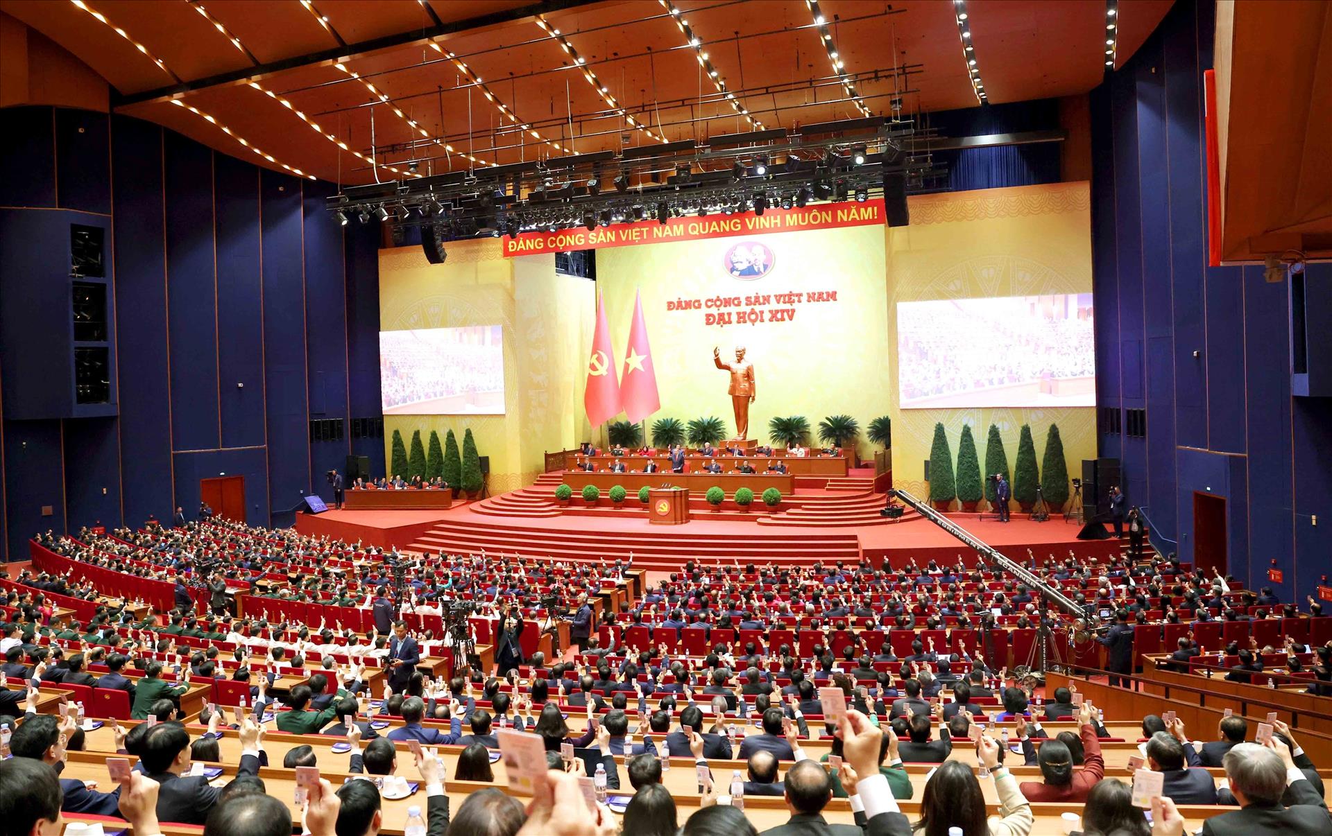 La liste des nouveaux membres élus du 14e Comité central du Parti a été annoncée