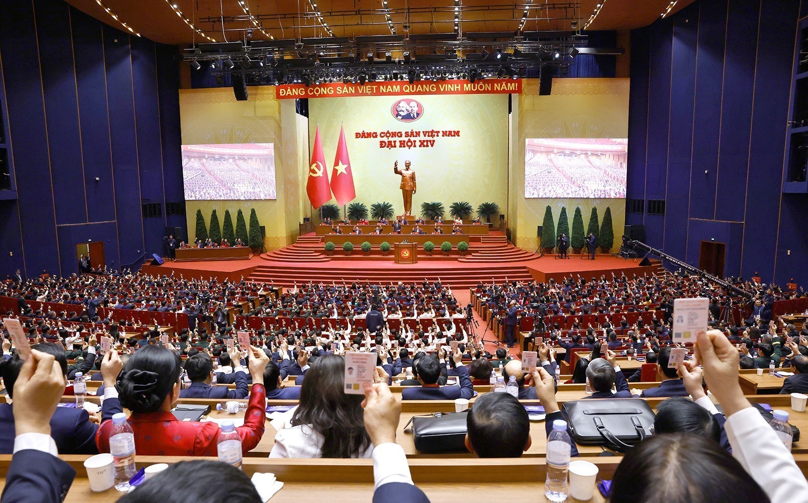 越南共产党第十四届中央委员会当选人名单正式公布