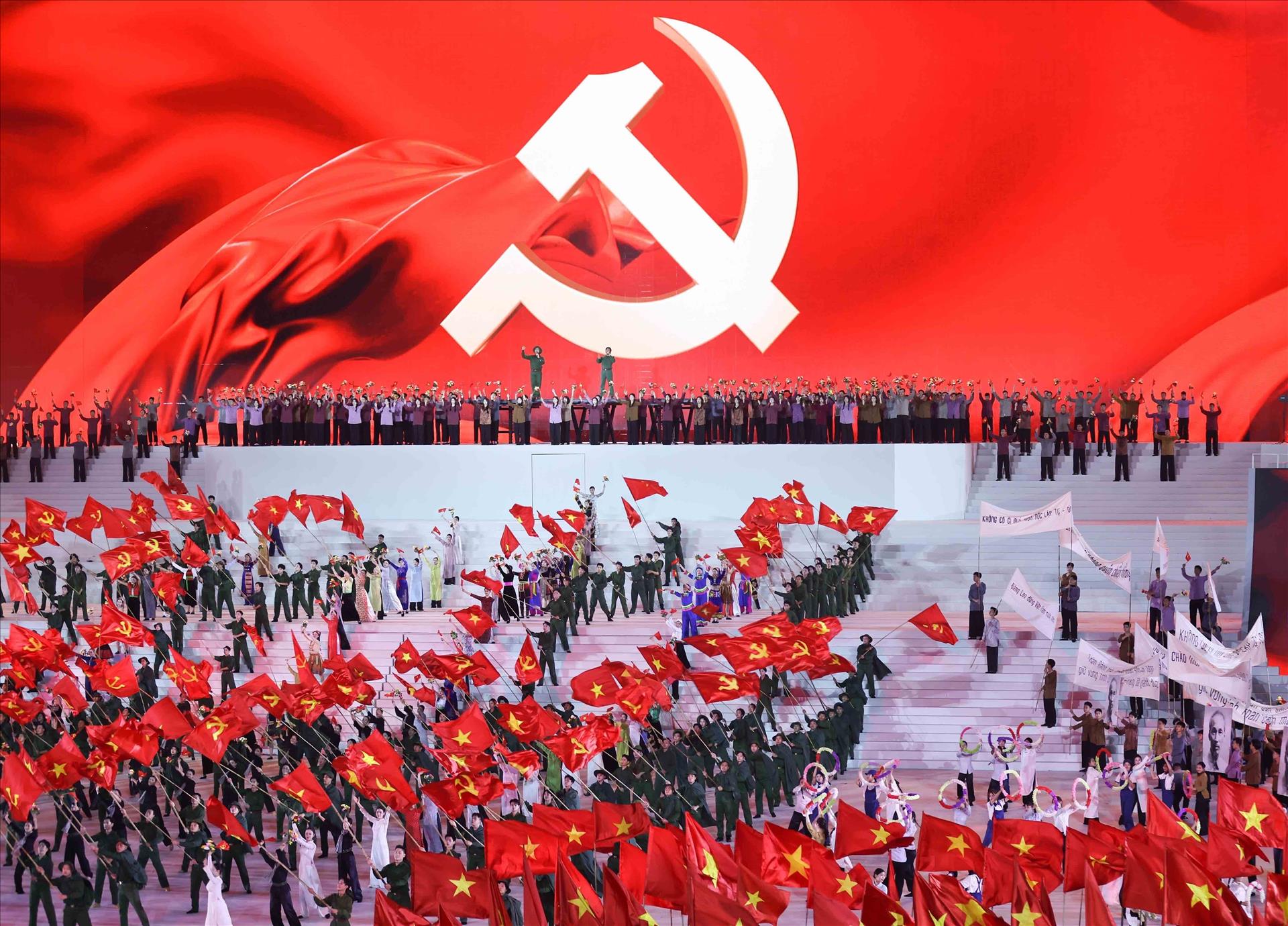 Le secrétaire général du PCV Tô Lâm au programme artistique spécial  Sous le glorieux drapeau du Parti 