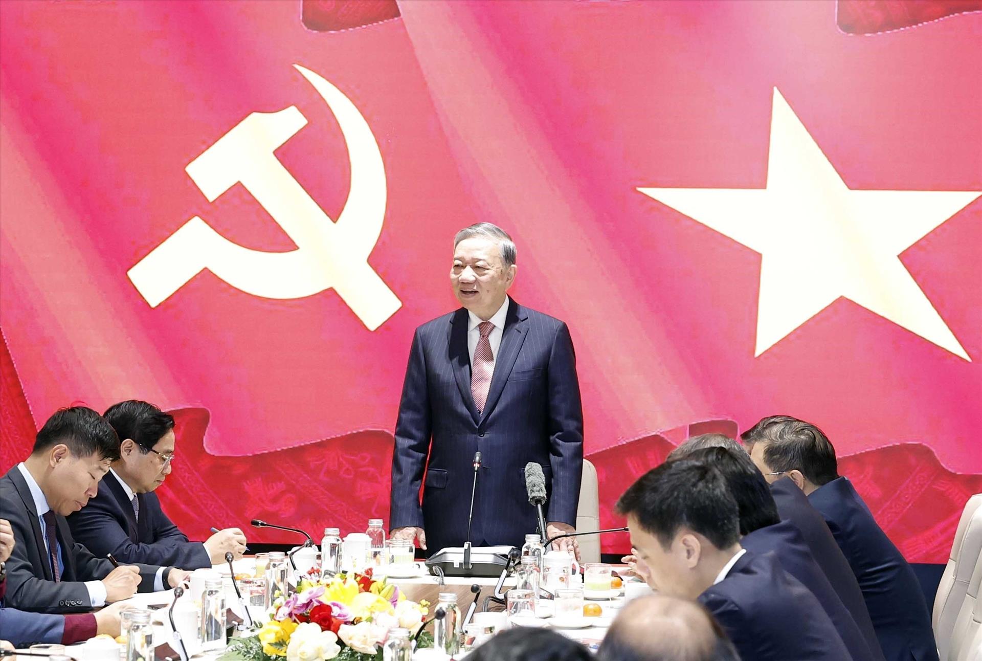 Le leader du Parti rencontre les ambassadeurs vietnamiens à létranger participant au 14ᵉ Congrès du Parti