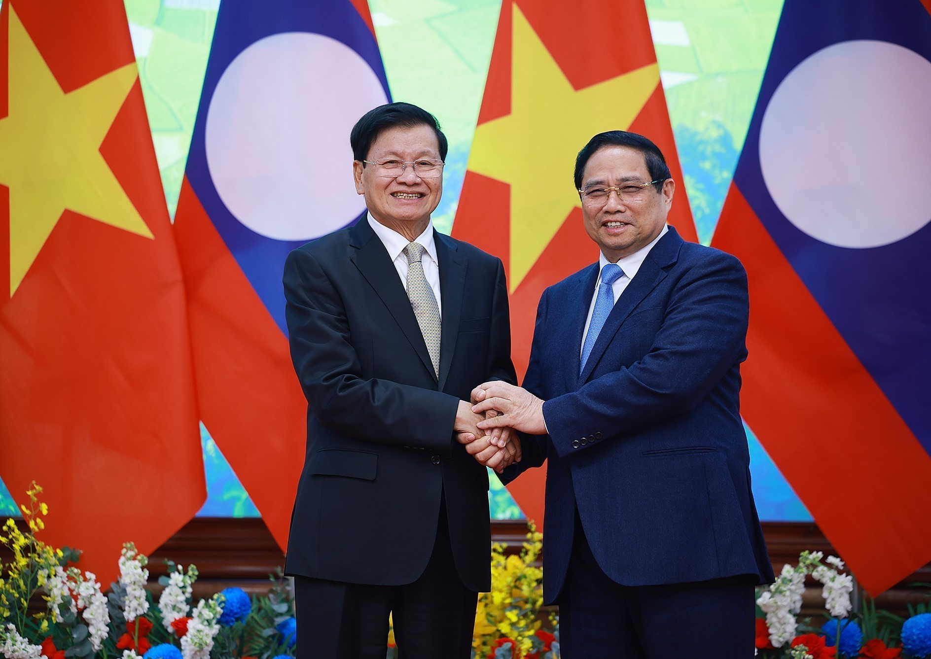 Prime Minister welcomes Lao Party General Secretary and President in Hanoi