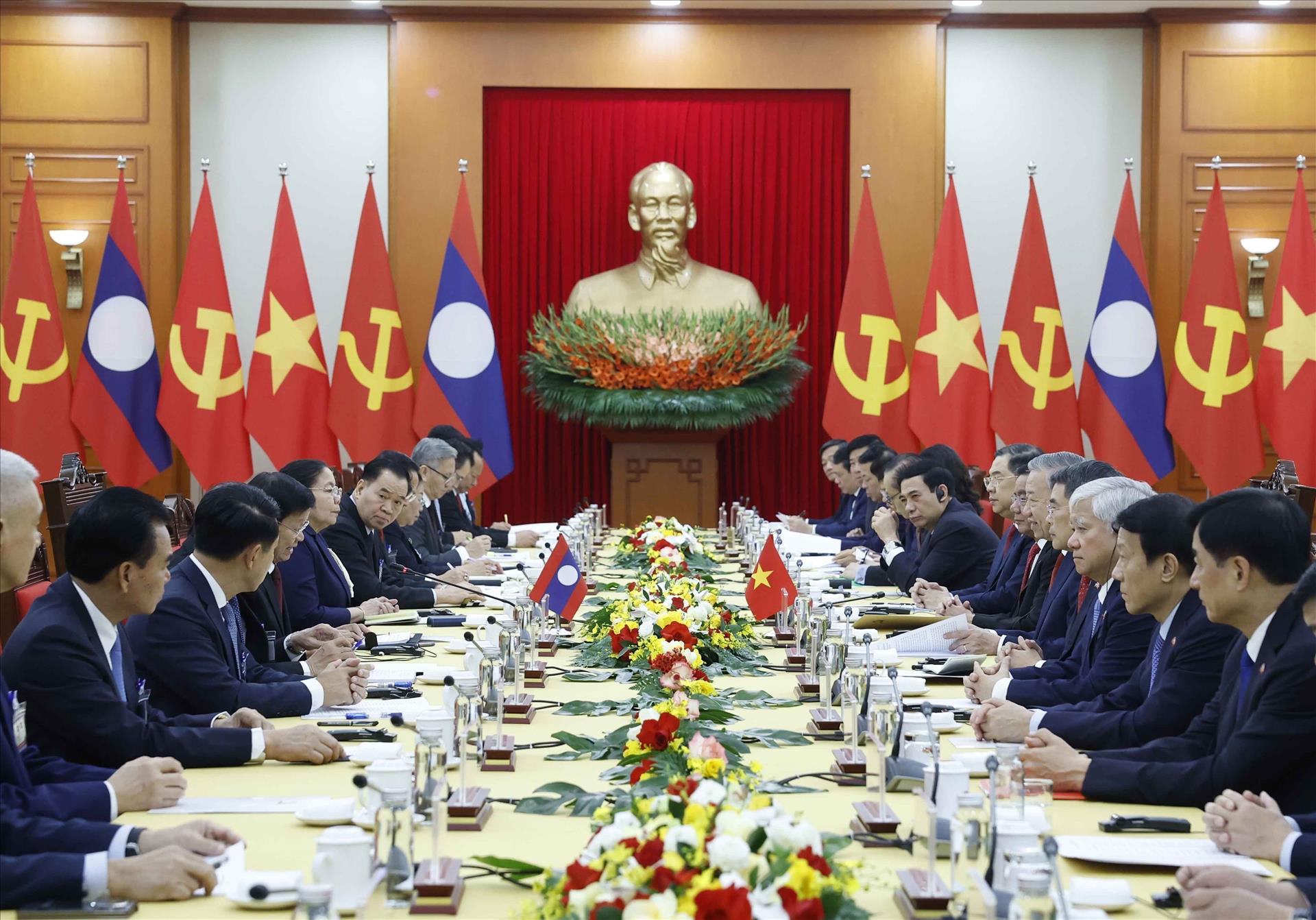 Les secrétaires généraux Tô Lâm et Thongloun Sisoulith sentretiennent à Hanoi
