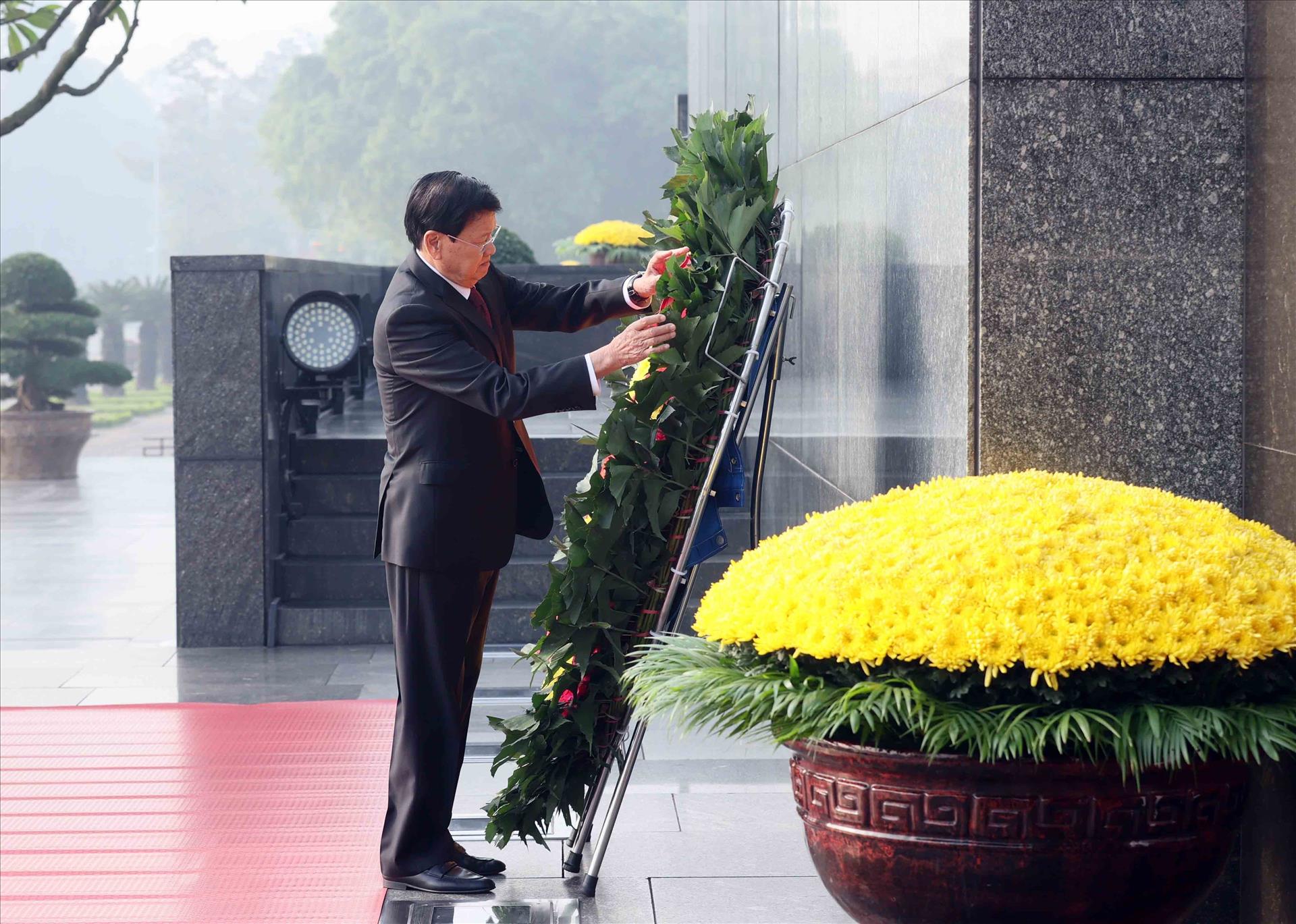 Top Lao leader pays tribute to President Ho Chi Minh