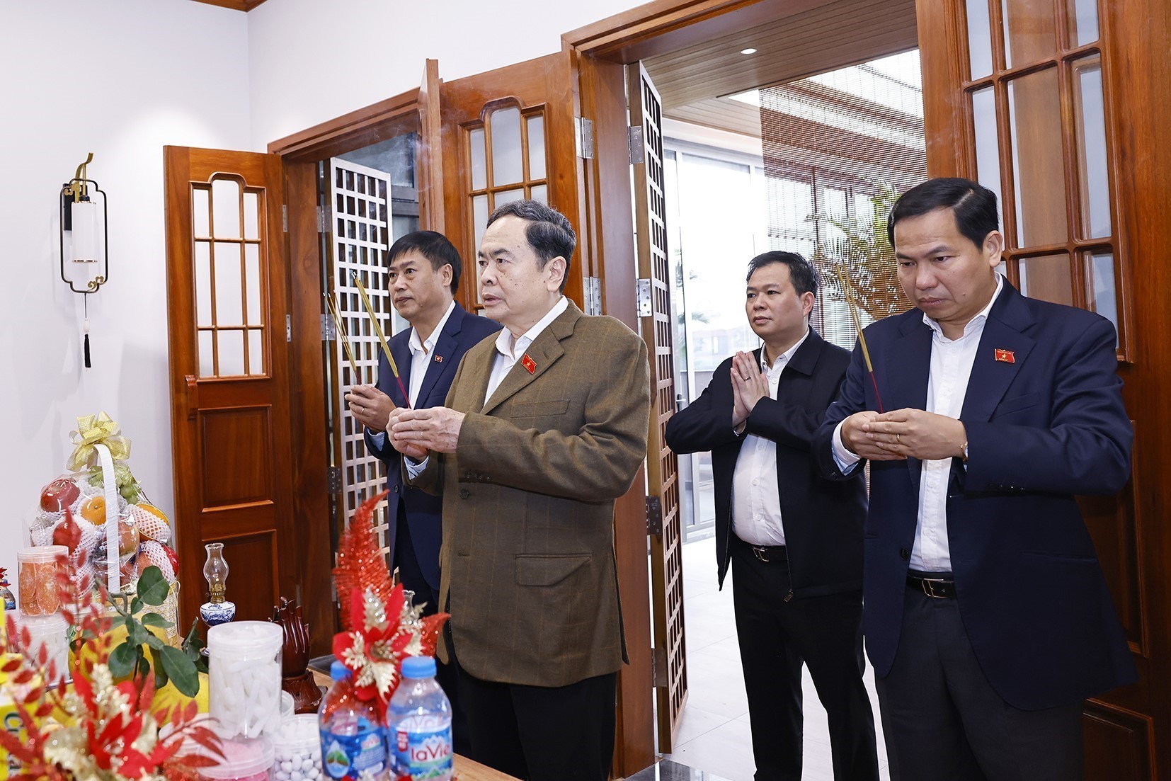 Presidente de Asamblea Nacional rinde homenaje a exlíderes del Partido y el Estado