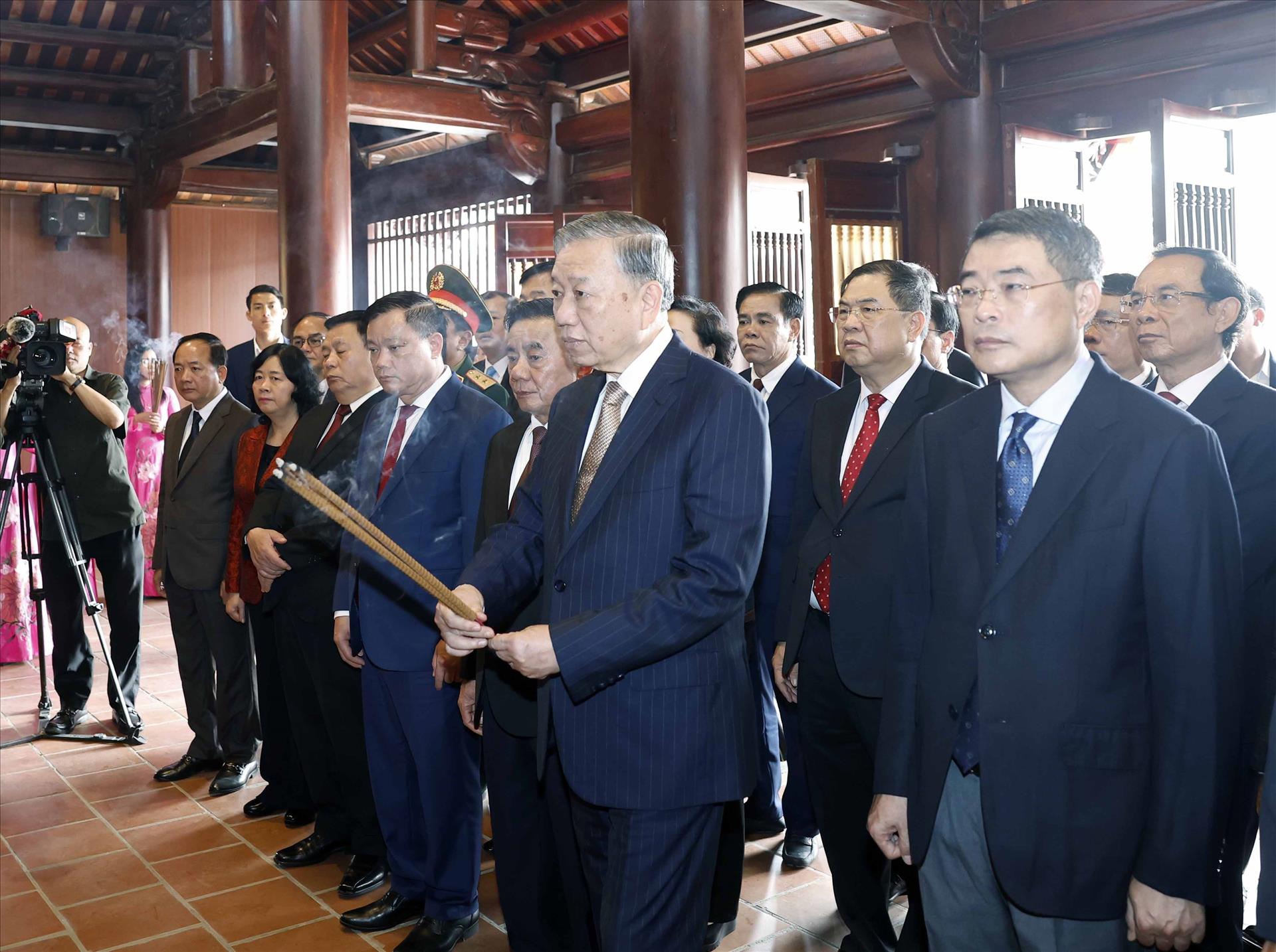 Tổng Bí thư Tô Lâm dâng hương tưởng niệm Chủ tịch Hồ Chí Minh tại Nghệ An