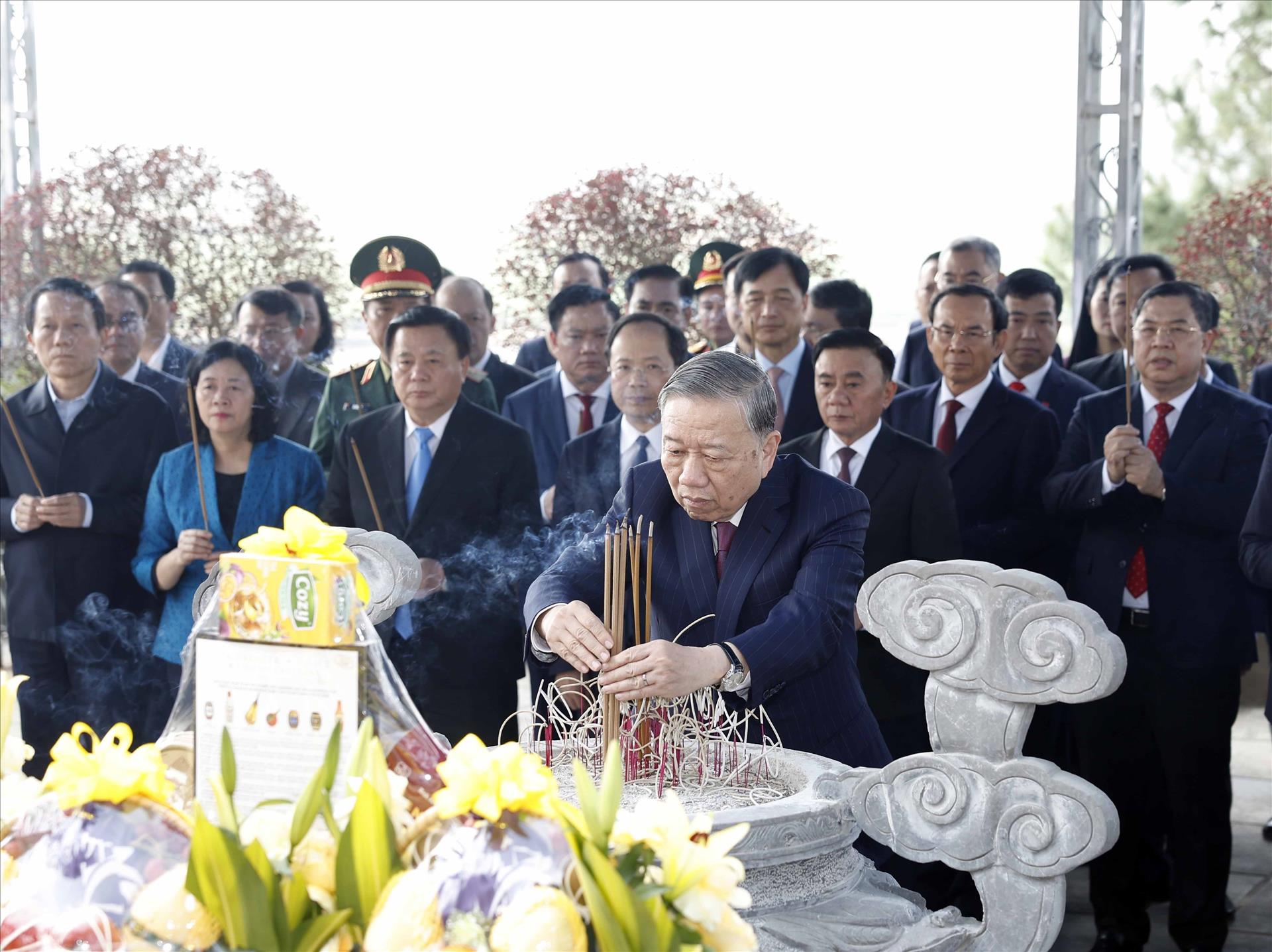 Tổng Bí thư Tô Lâm dâng hương tưởng niệm các Tổng Bí thư Trần Phú và Hà Huy Tập tại Hà Tĩnh