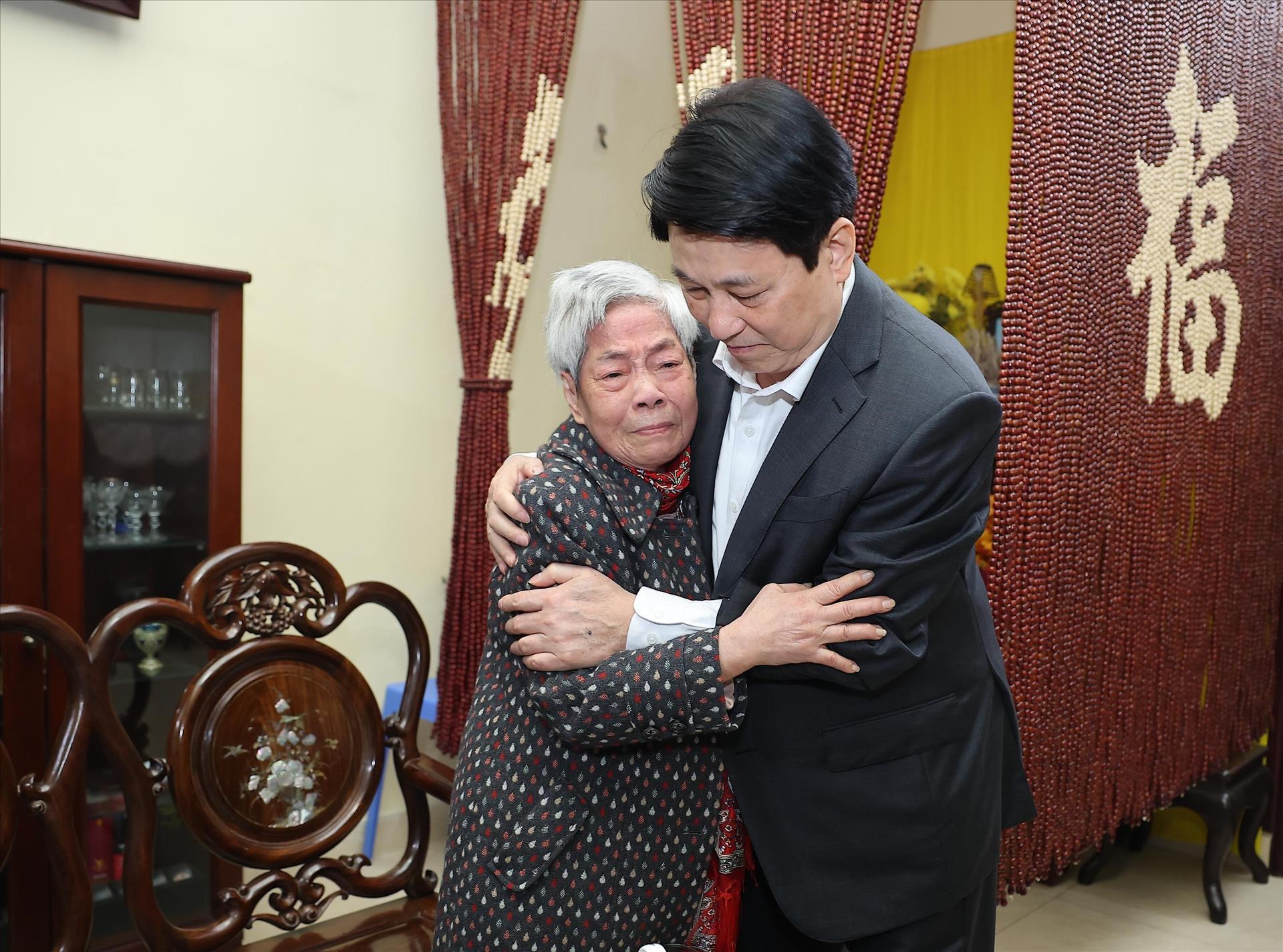 Chủ tịch nước Lương Cường thắp hương tưởng nhớ các đồng chí nguyên lãnh đạo Đảng, Nhà nước