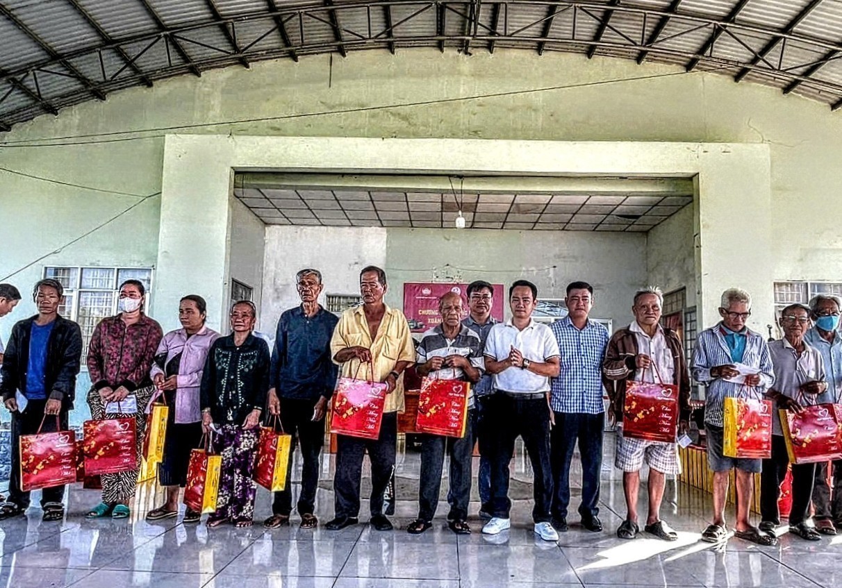 Tết ấm áp, Xuân đong đầy tình người