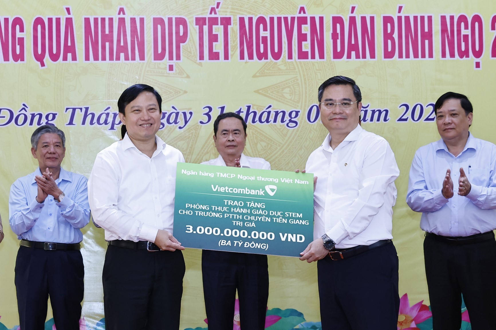 Chủ tịch Quốc hội Trần Thanh Mẫn tặng quà gia đình chính sách, hộ nghèo tại tỉnh Đồng Tháp