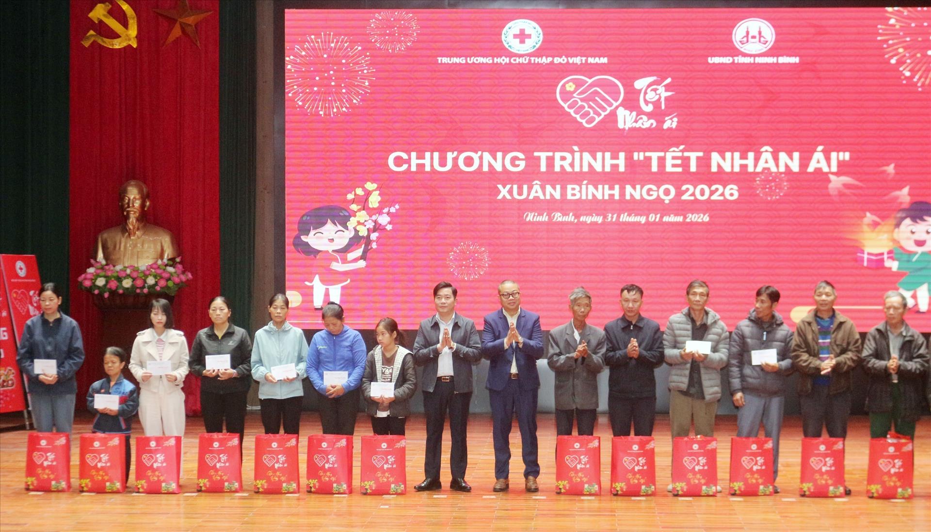 Trao tặng hơn 1.000 phần quà Tết cho người có hoàn cảnh khó khăn tại Ninh Bình