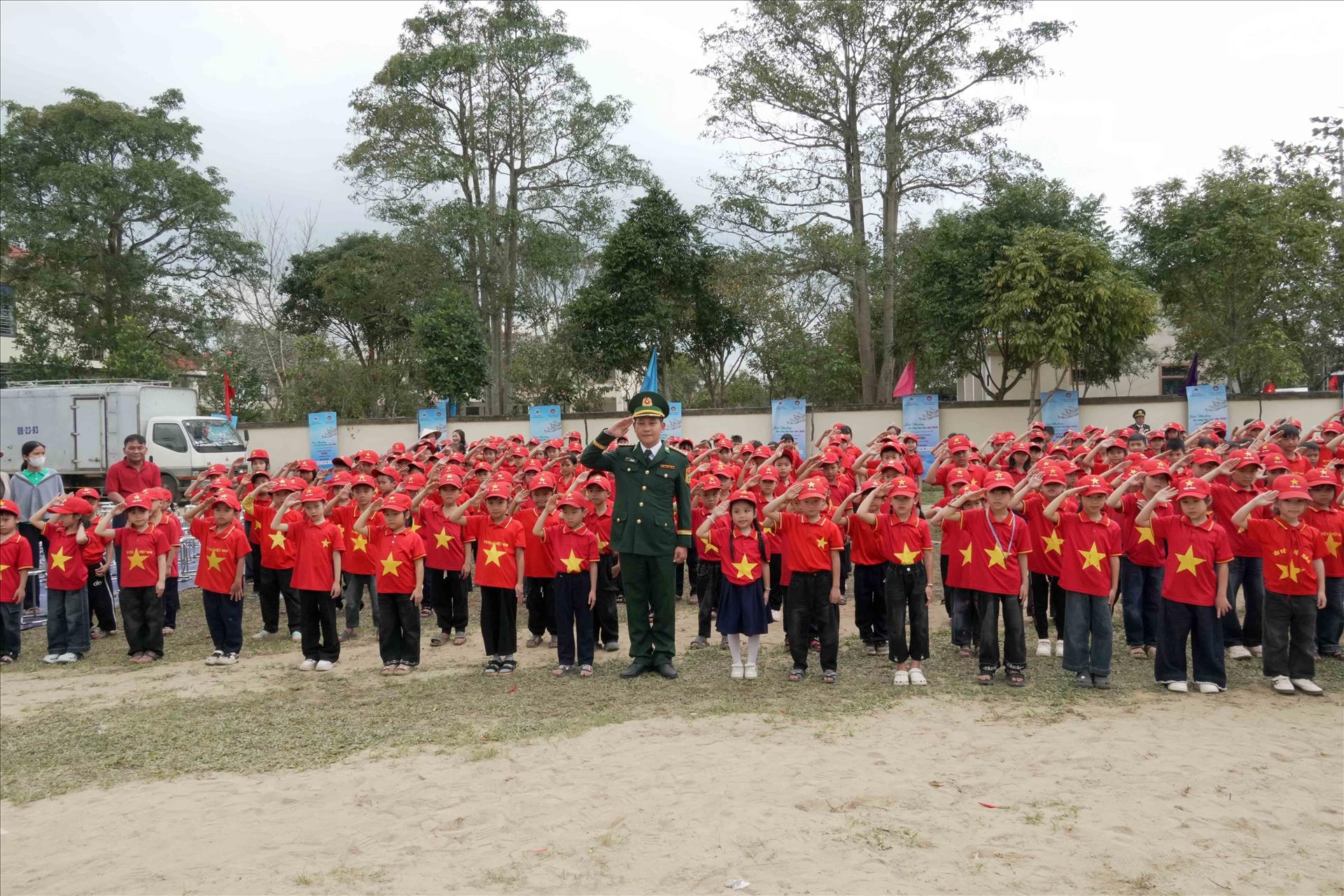 Mang Tết sớm đến vùng biên Hà Tĩnh