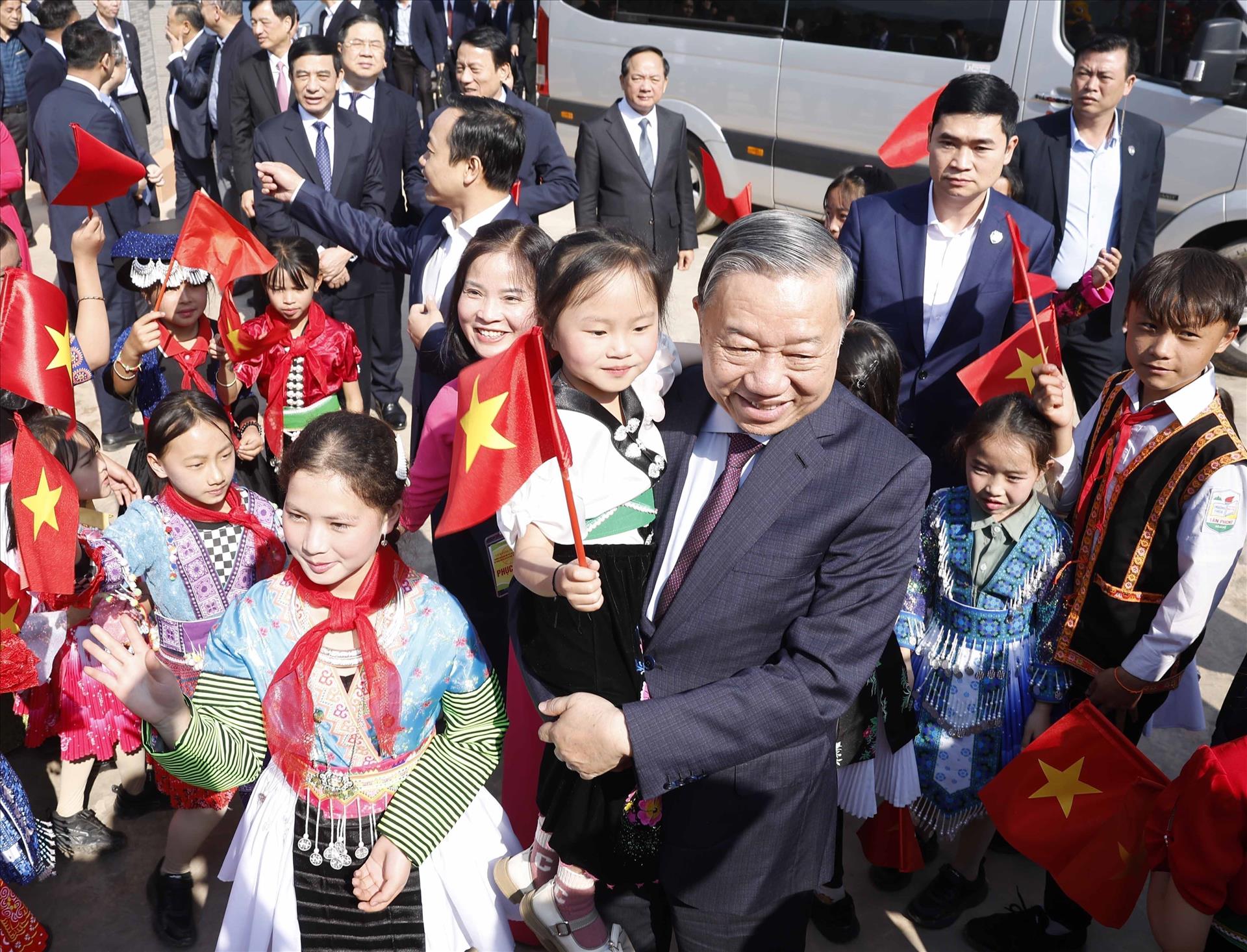 ベトナム 国境地域に新設校が完成 書記長「教育は最優先の国策」