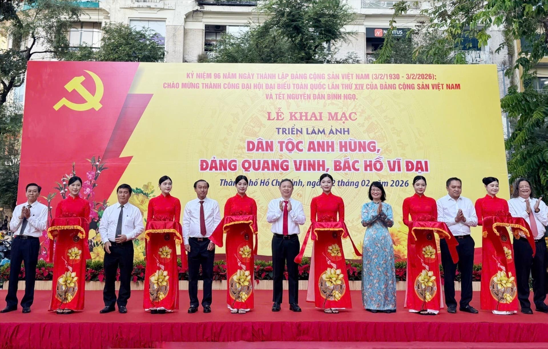 Exposition photographique  Nation héroïque, Parti glorieux, Grand Oncle Hô  à Hô Chi Minh-Ville