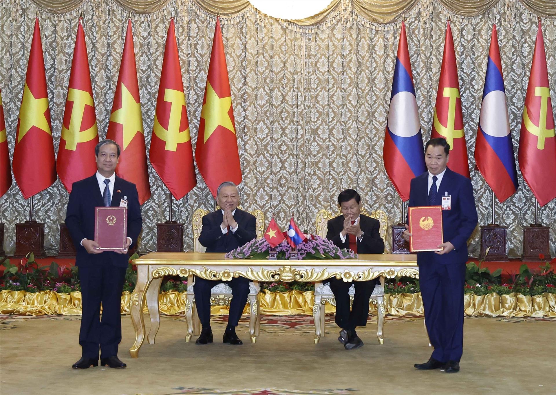 苏林总书记出席越老合作文件交换仪式