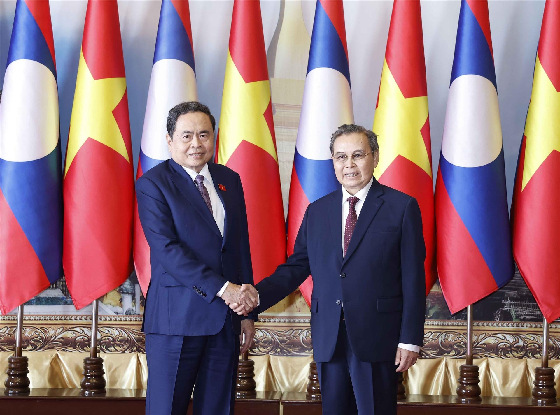 Le président de lAN Tran Thanh Man sentretient avec son homologue lao Saysomphone Phomvihane