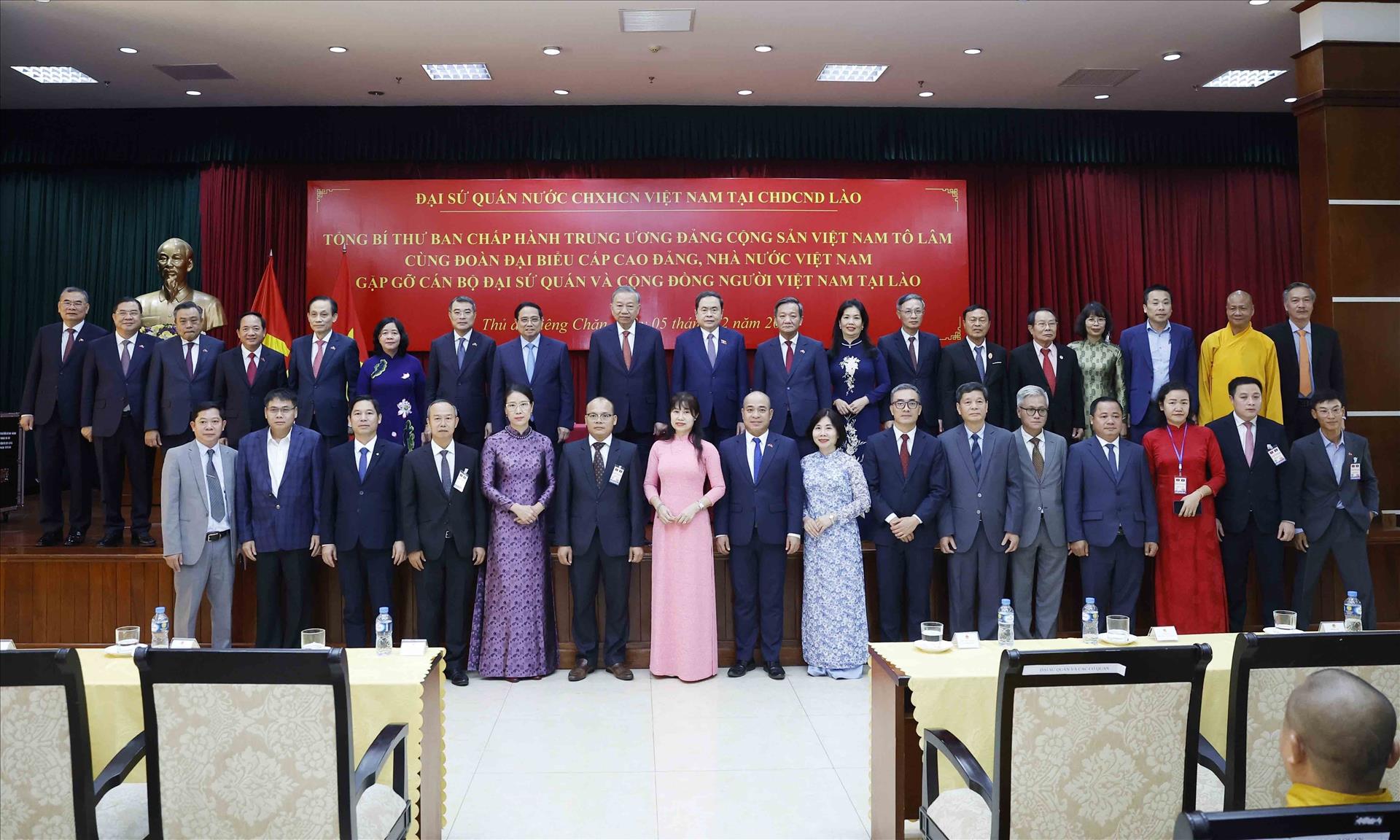 Le secrétaire général To Lam rencontre la communauté vietnamienne au Laos