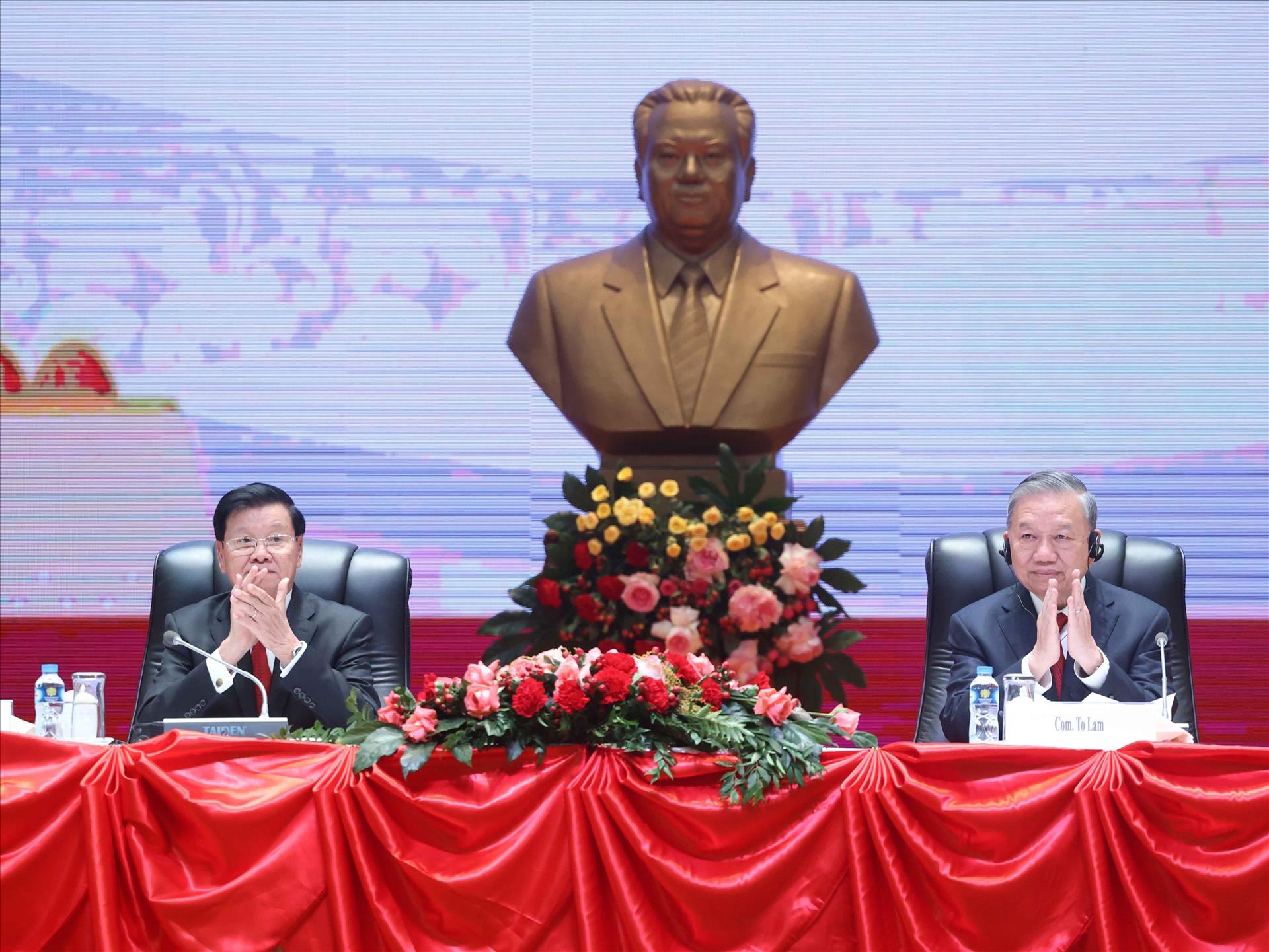 Le SG To Lam informe le Laos des résultats du 14e Congrès national du PCV