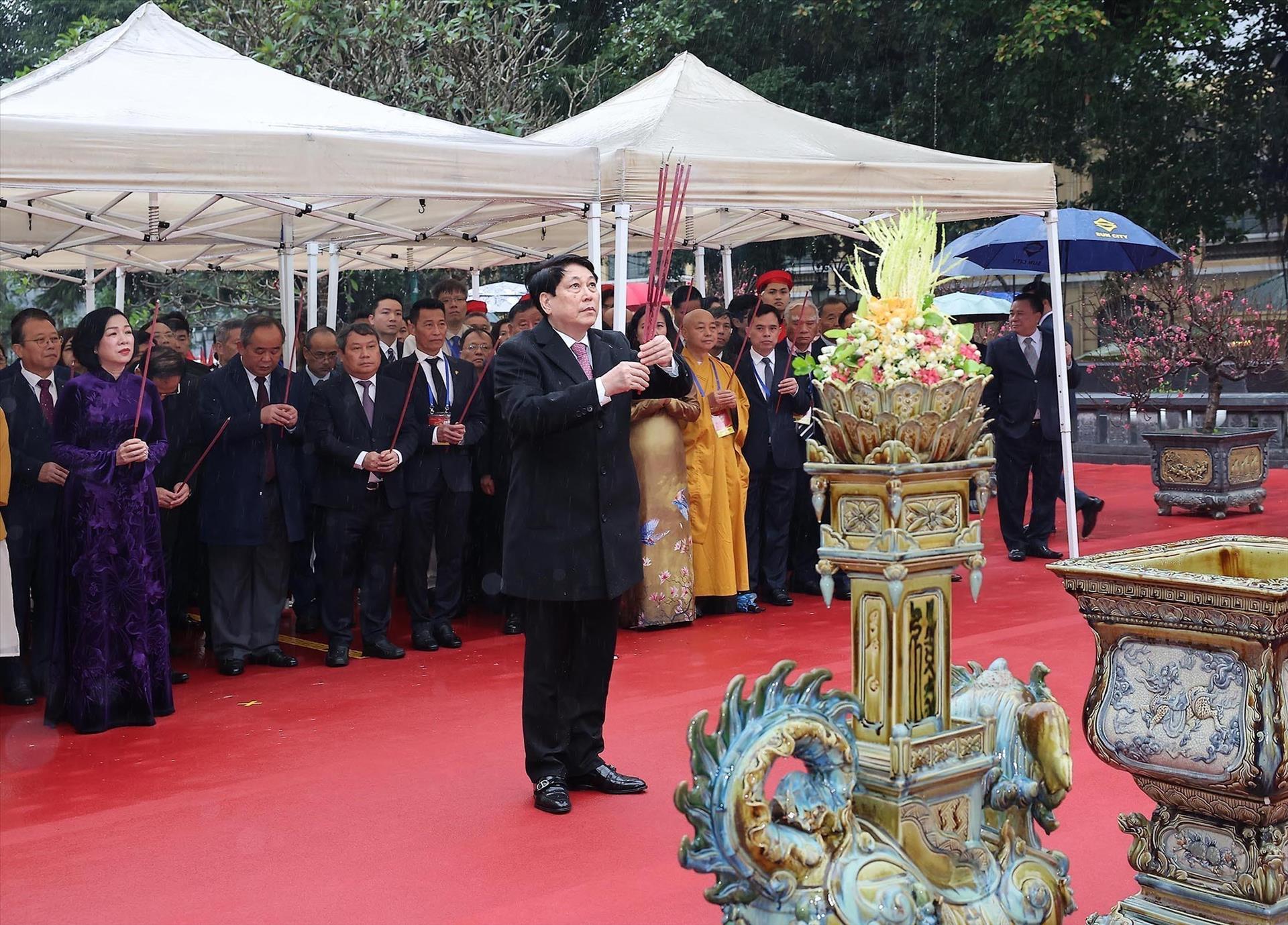 State President, OVs offer incense at Ly Thai To Monument, Ngoc Son Temple